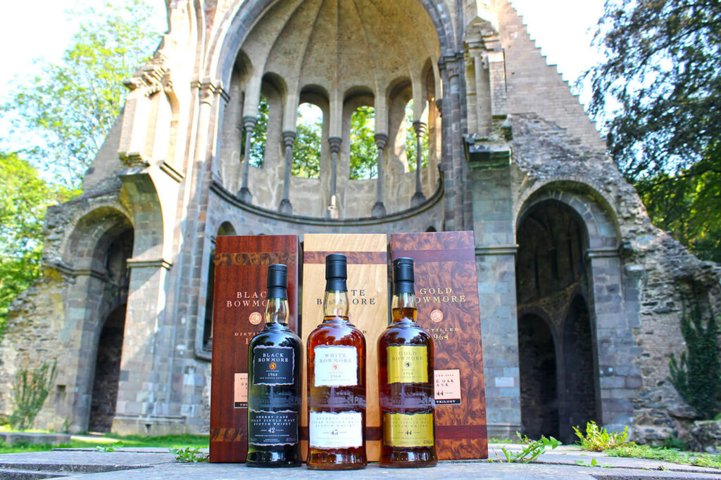 Mehrere Whiskyflaschen vor einem Kloster