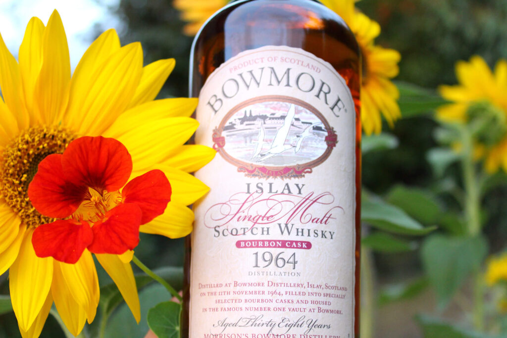 Bourbon Whisky neben einer Sonnenblume