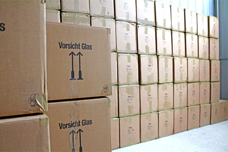 Eingang vieler Kartons im Lager