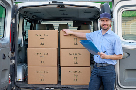 Versandkartons in Auto verladen